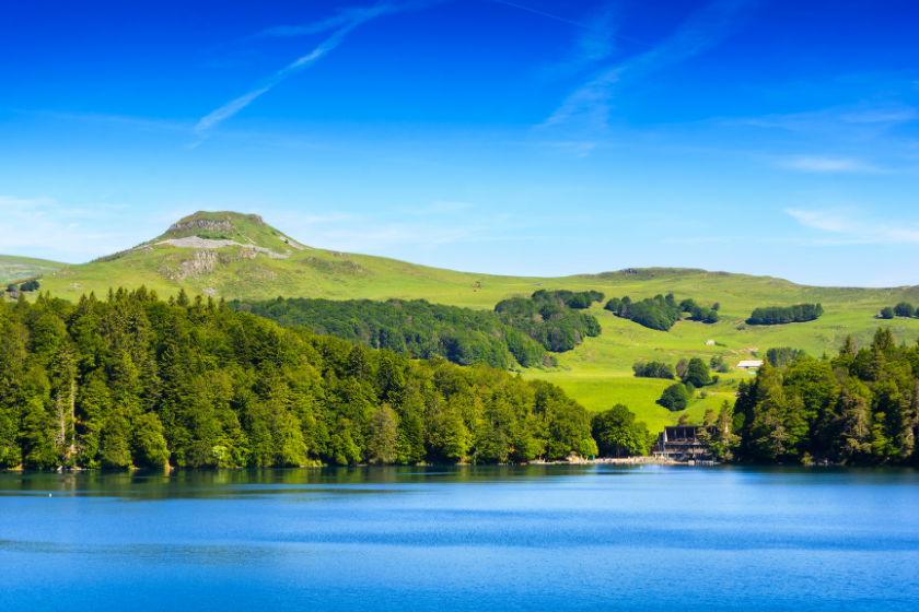 Où partir en vacances avec un bébé en Auvergne