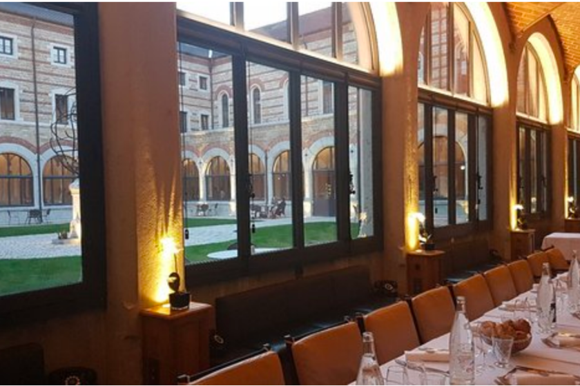 Activites-insolites-Lyon-restaurant-cloitre