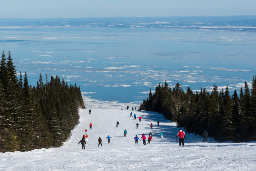 La vue sur le fleuve Saint-Laurent lors d'une descent en ski au Massif de Charlevoix