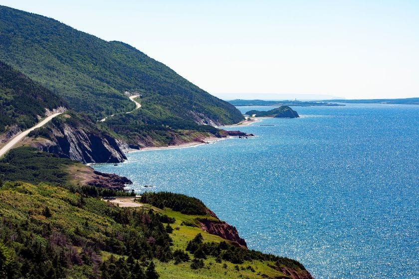 Vue de l'océan et des montagnes sur la Cabot Trail