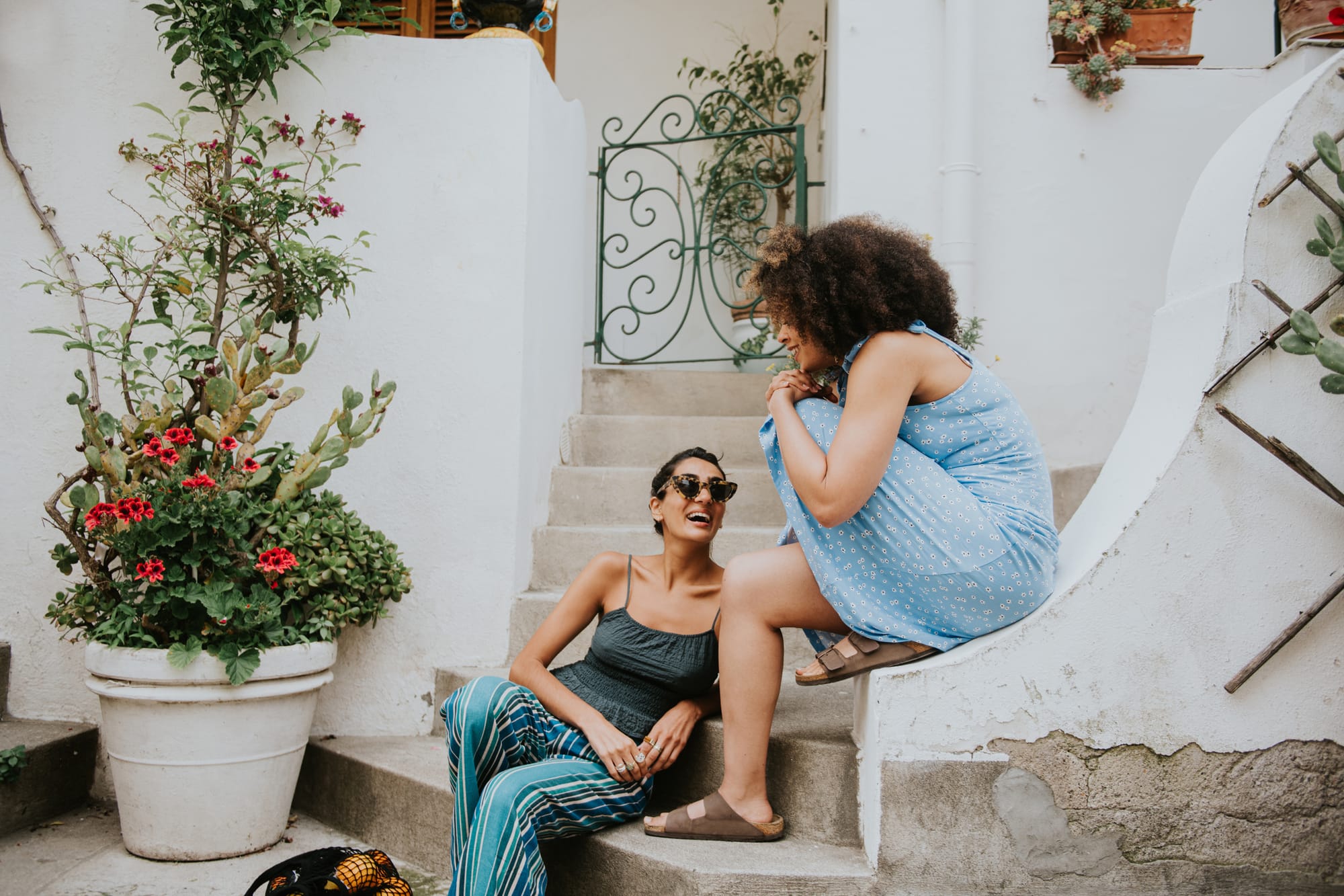 Femmes qui discutent